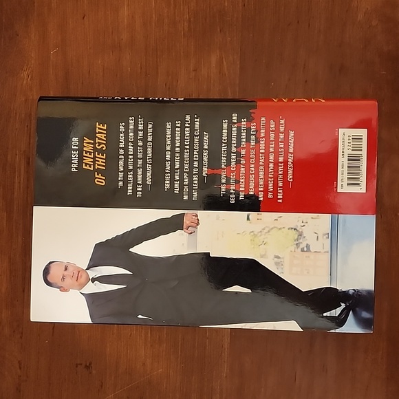 Red War, a book by Vince Flynn - Good Used Condition - Picture 2 of 3